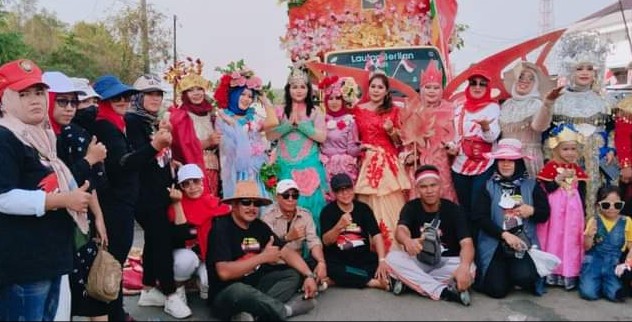 Emak emak Rengke Srikandi Heri Amalindo PALI Team Basah Kering Meriahkan Karnaval Agustusan