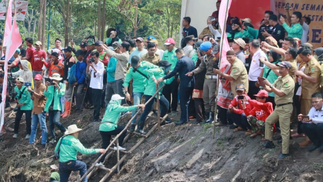 Bupati Heri Amalindo Angkat Tradisi Bekarang Meriahkan HUT RI Ke- 78 di Desa Harapan Jaya Bupati Heri Amalindo Angkat Tradisi Bekarang Meriahkan HUT RI Ke- 78 di Desa Harapan Jaya