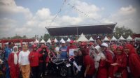 Bupati PALI Serahkan 1 Unit Sepeda Motor kepada Pemenang Undian Hadiah Utama Jalan Santai dari Bank Sumsel Babel