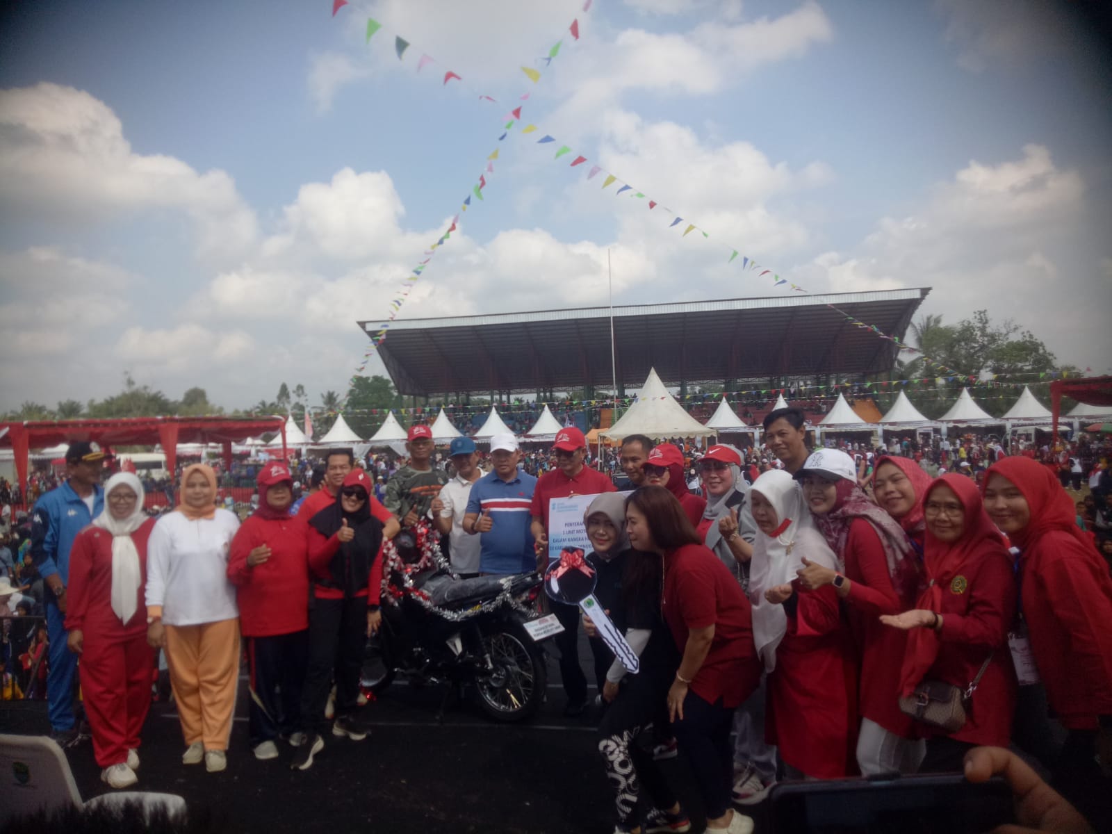 Bupati PALI Serahkan 1 Unit Sepeda Motor kepada Pemenang Undian Hadiah Utama Jalan Santai dari Bank Sumsel Babel
