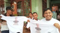 Hoirilah Anggota DPRD dari PDI P Bagikan Baju Ganjar Pranowo Kepada Masyarakat PALI di Desa Beruge Darat