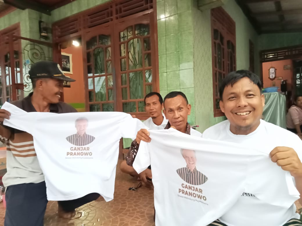 Hoirilah Anggota DPRD dari PDI P Bagikan Baju Ganjar Pranowo Kepada Masyarakat PALI di Desa Beruge Darat