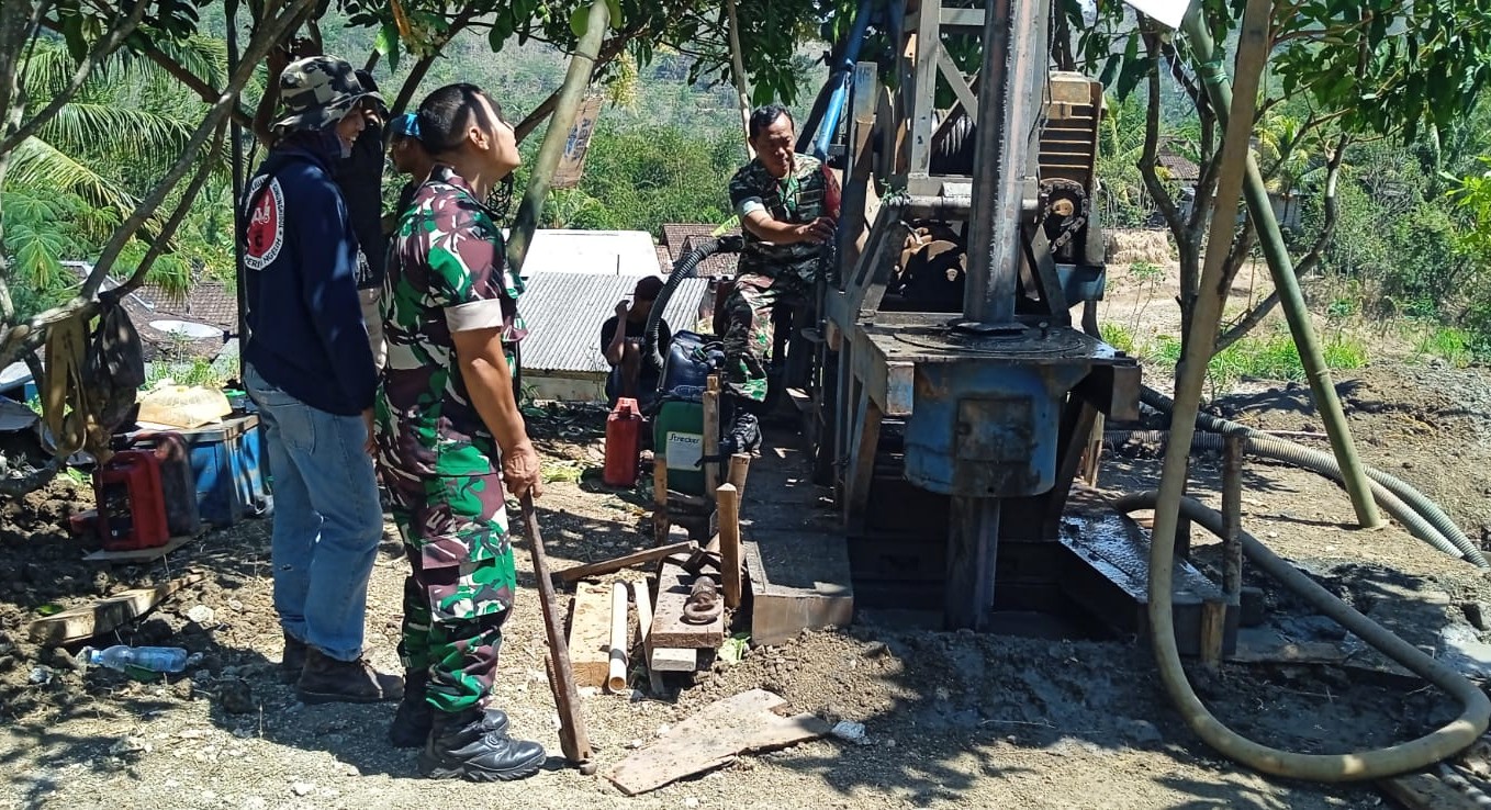 Masyarakat Bersama Babinsa Koramil 08/Ponjong Kodim 0730/Gkidul Berupaya Atasi Kekiringan