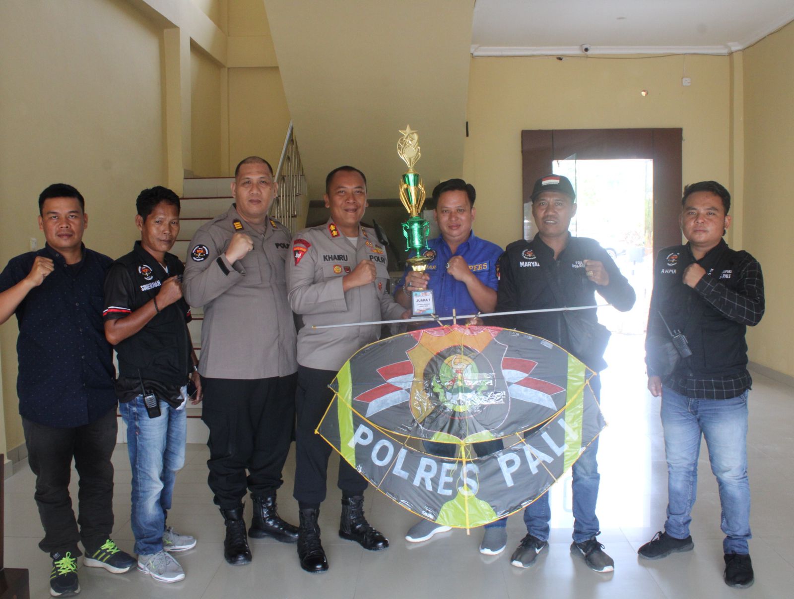 Kapolres PALI Terima Piala Juara Satu Umum Lomba Layangan 2023