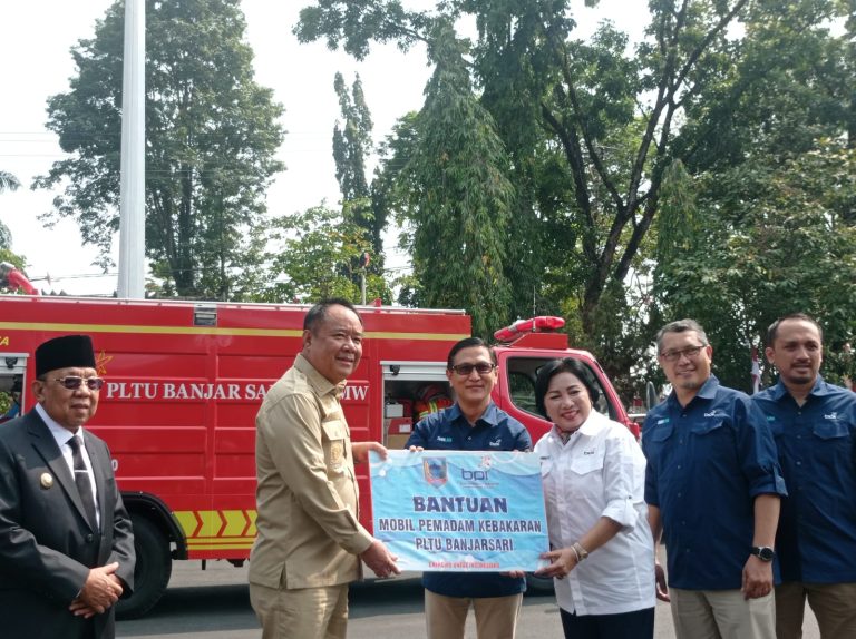 PT BPI PLTU Banjar Sari Serahkan Satu Unit Mobil Damkar Kepada Bupati Lahat
