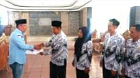 Bupati Lahat H. Cik Ujang Beri Reward Berangkat Umroh Dua Anggota PGRI