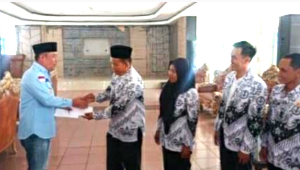 Bupati Lahat H. Cik Ujang Beri Reward Berangkat Umroh Dua Anggota PGRI