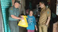 Danramil 404-04/GM Kapten Inf Agus Sonjaya Masuk Dapur Warga Berikan Bantuan