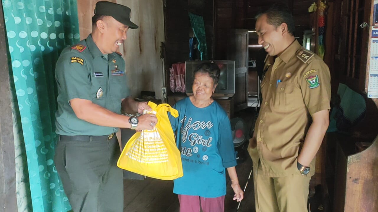 Danramil 404-04/GM Kapten Inf Agus Sonjaya Masuk Dapur Warga Berikan Bantuan
