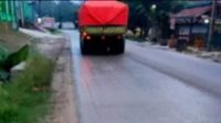Warga Keluhkan Jalan Cirabit Jawilan yang Licin dan Kotor Ulah Truk Pasir, Dishub Terkesan Tutup Mata