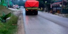 Warga Keluhkan Jalan Cirabit Jawilan yang Licin dan Kotor Ulah Truk Pasir, Dishub Terkesan Tutup Mata