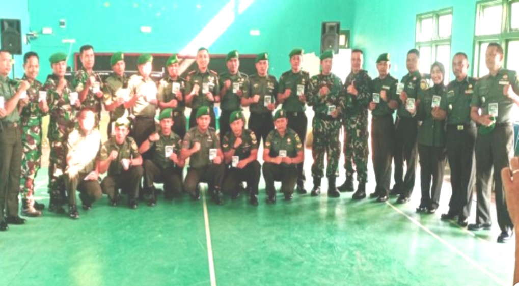 Dandim 0405/Lahat BeriPrajurit TNI Buku Panduan Jaga Netralitas di Pemilu 2024