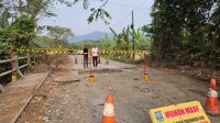 Jembatan Penghubung Desa Tambang Ayam dan Desa Sindang Karya Mulai Diperbaiki