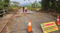 Jembatan Penghubung Desa Tambang Ayam dan Desa Sindang Karya Mulai Diperbaiki