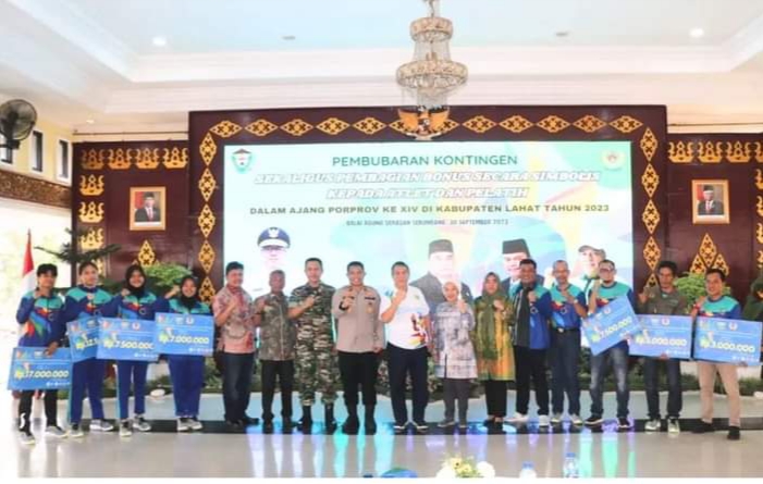 Pj Bupati Muara Enim Serahkan Bonus Senilai Rp3,8 M Bagi Atlet Berprestasi di Ajang Porprov ke XIV 2023