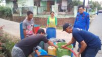 Dinas Damkar PALI Bagikan Air Bersih di Sumberejo Talang Ubi Utara