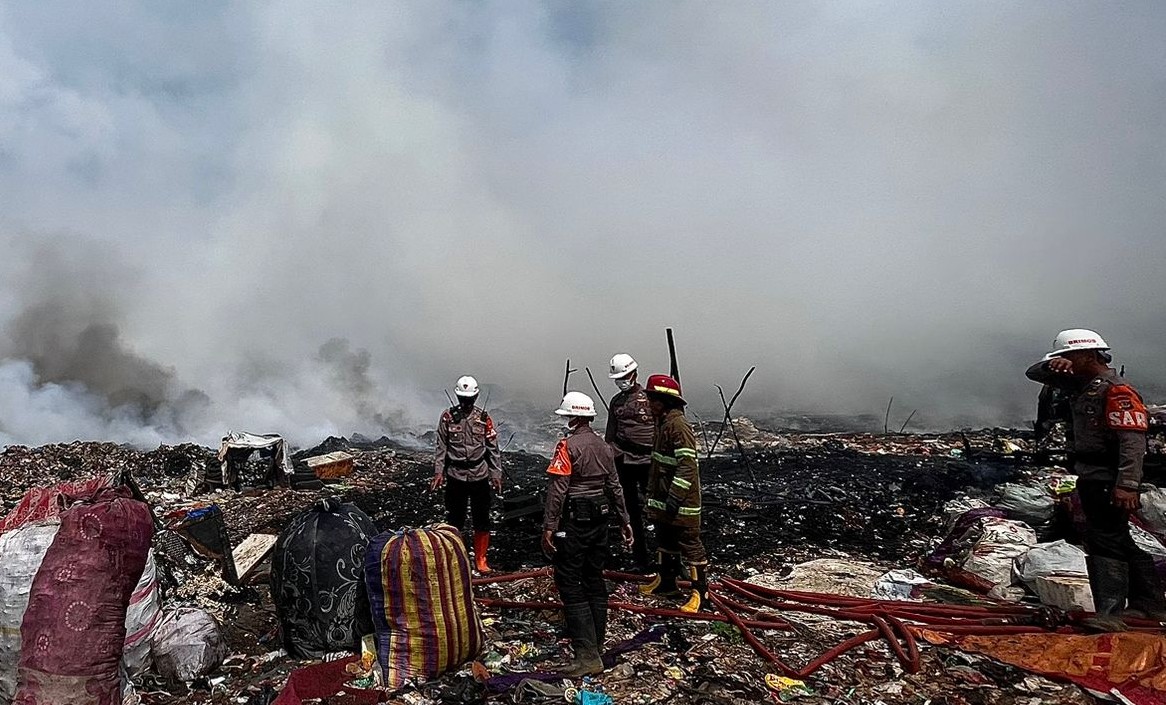 Kebakaran TPA Rawa Kucing Belum Padam Hingga Sabtu, 34 Warga Dievakusi