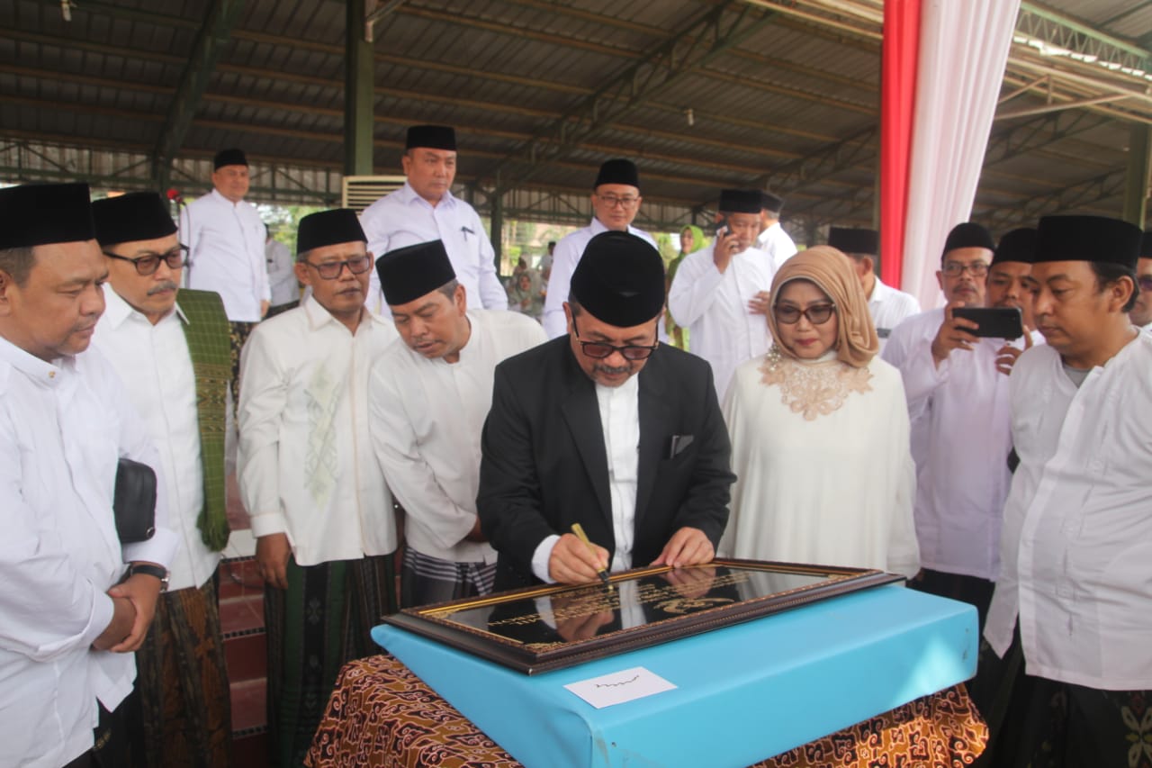 Peringati HSN, Bupati Imron Resmikan Penamaan Aula KH. Abbas Abdul Jamil Asrama Haji Kabupaten Cirebon