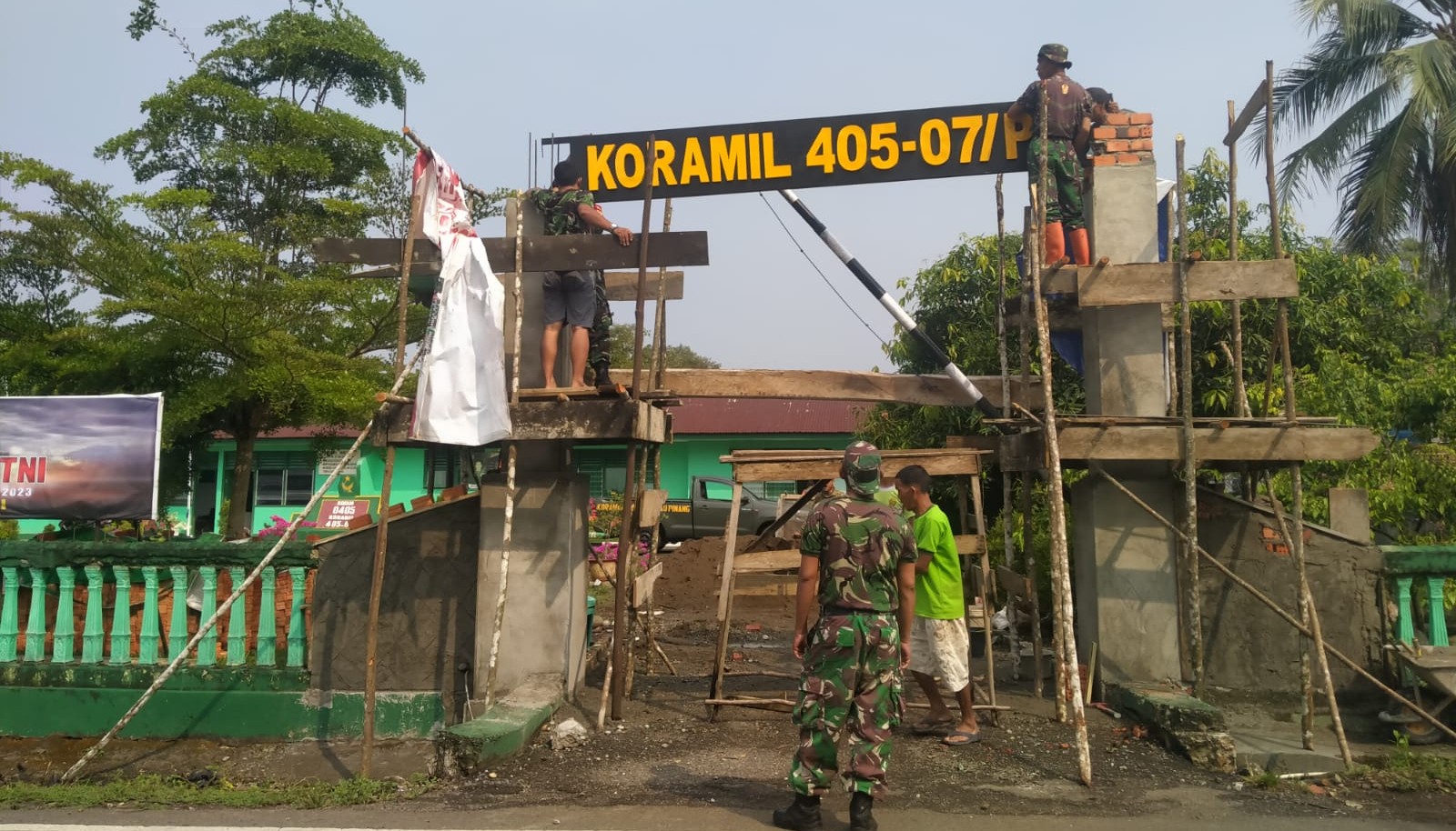 Pembuatan Gapura Markas Koramil 405-07/ Pulau Pinang Kabupaten Lahat