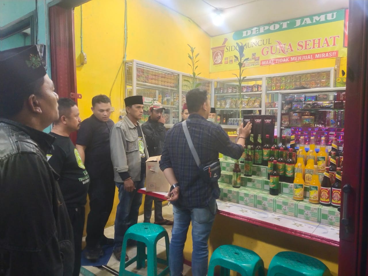 Forum Ormas Kecamatan Petir Geruduk Toko Jamu yang Jual Miras