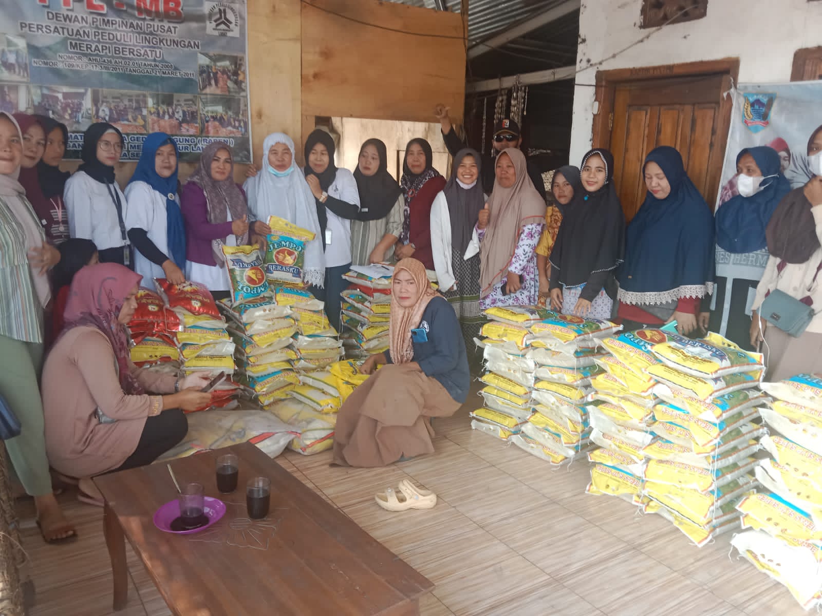 PPL-MB Kecamatan Merapi Peduli Sosial Bagi-bagi Beras Delapan Desa