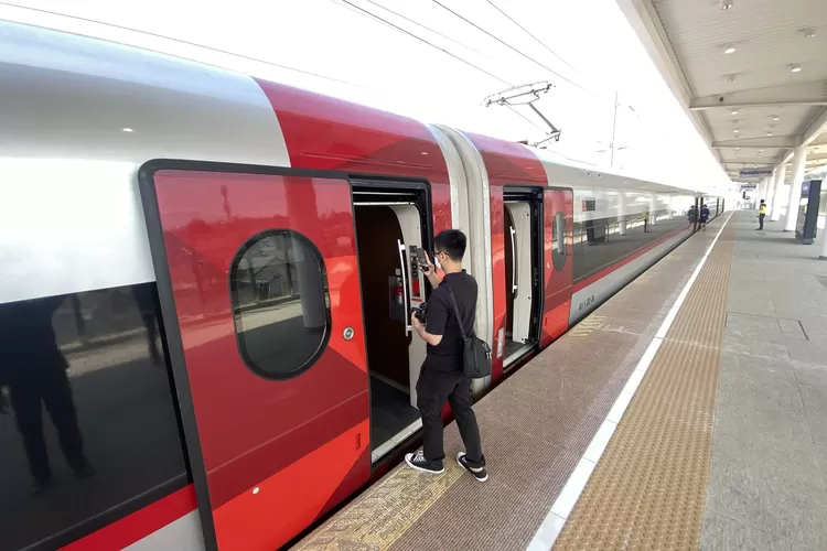 Terkendala KA Feeder Bandung-Padalarang, 31 Penumpang Tertinggal Kereta Cepat Whoosh