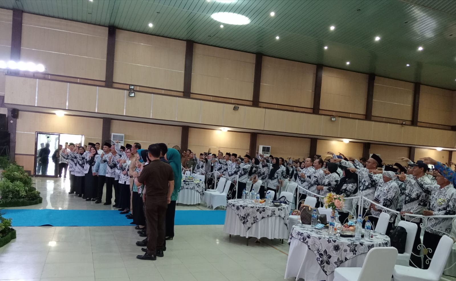 Bupati Cik Ujang dan Para Guru se Kabupaten Lahat Hadir pada Seminar Nasional dan Peringatan HUT PGRI Ke-78