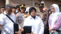 Nanda Indira Dendi Dampingi Menteri Risma Beri Bantuan Arif dan Kakaknya