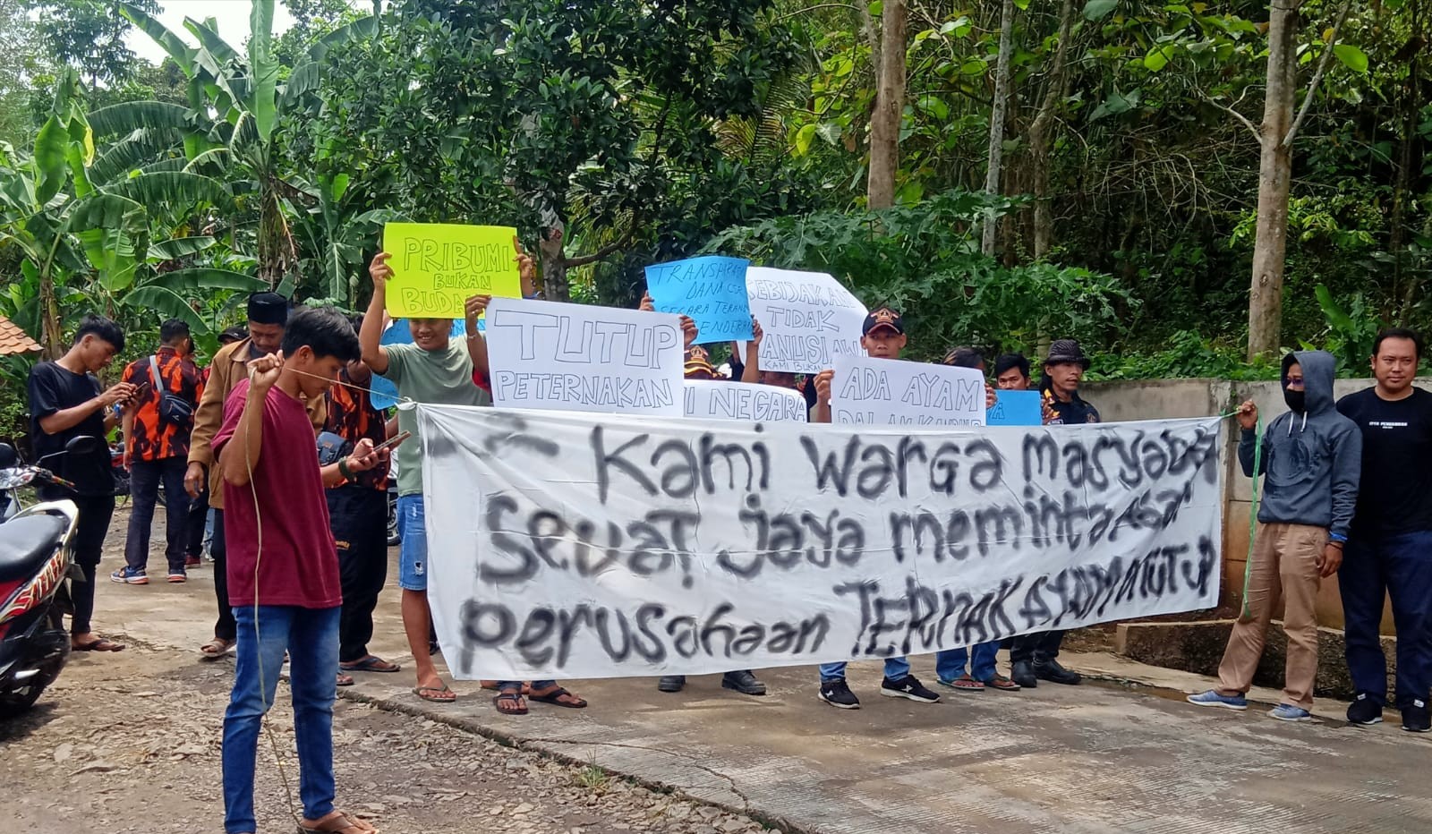 Diduga Ilegal, Warga Petir Minta Perusahaan Peternakan Ayam di Seuat Jaya Ditutup