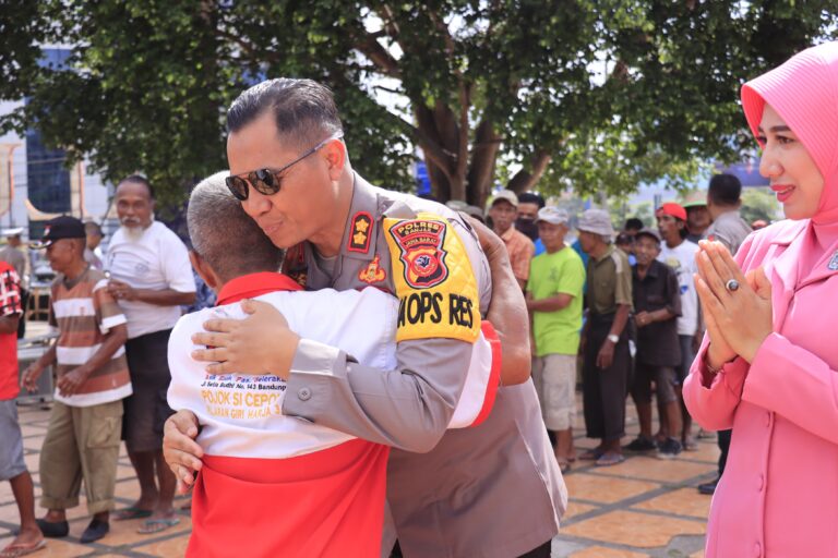 AKBP Catur Prabowo Silaturahmi dan Berikan Bansos ke Abang Becak di Alun-alun Kota Banjar 