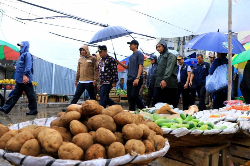 Pj Walikota Tangerang Temui Pedagang Pasar Anyar di Lokasi Sementara