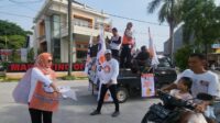 Caleg PKS Teti Lestari Gelar Flashmob, Kampanye Seger Bagikan Jeruk di Cikbar