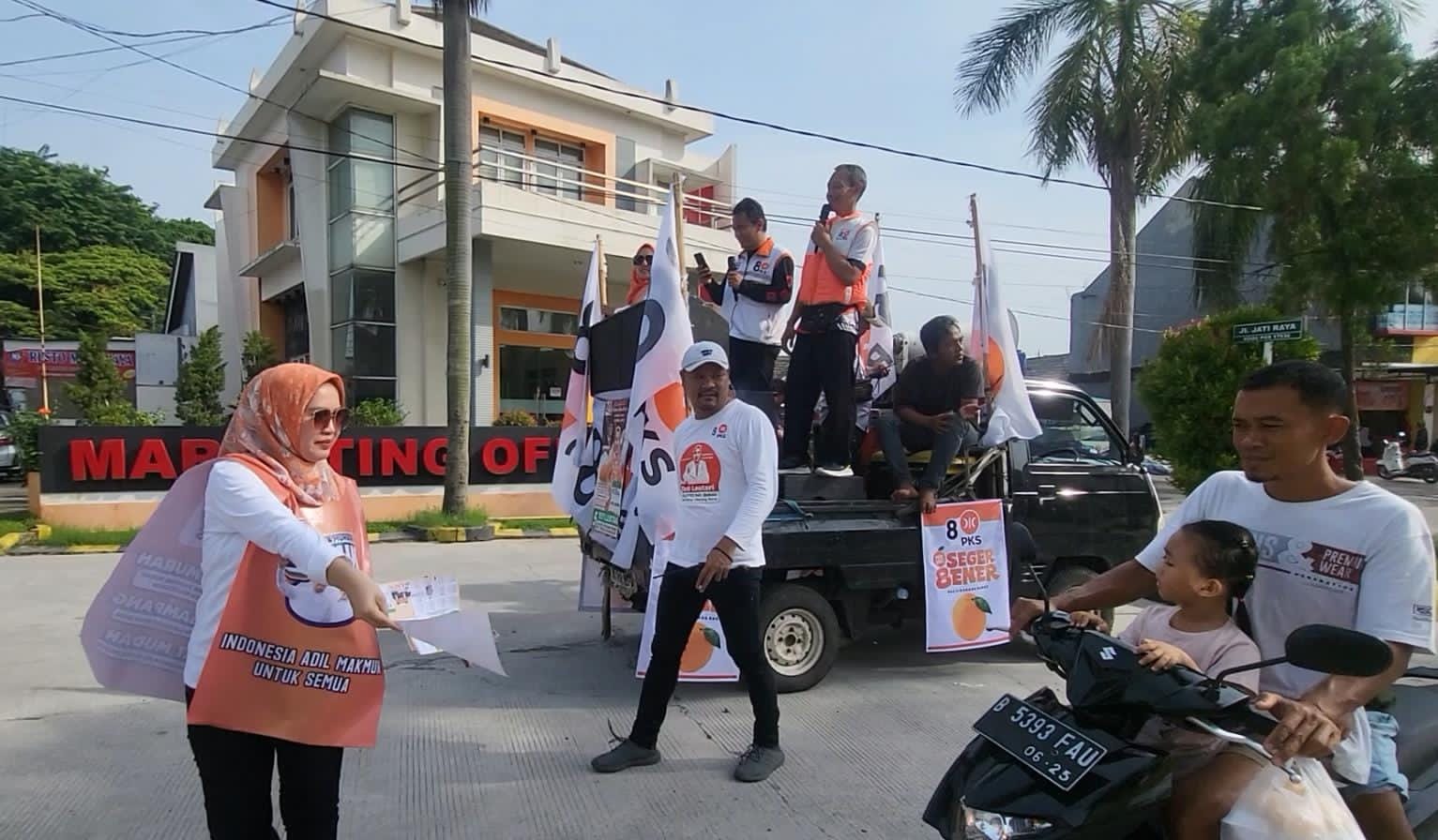 Caleg PKS Teti Lestari Gelar Flashmob, Kampanye Seger Bagikan Jeruk di Cikbar