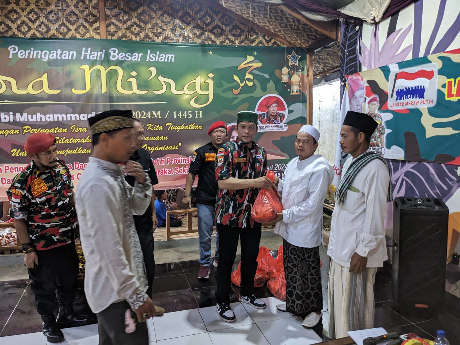 Peringatan Isra Mi’raj Nabi Muhammad SAW, LMP Banten Bagikan Sembako untuk Masyarakat
