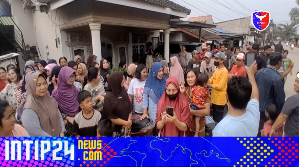 Emak-emak Suarakan Prnolakan Truk Galian C Lintasi Jalan Tanah Mas Banyuasin Emak-emak Suarakan Prnolakan Truk Galian C Lintasi Jalan Tanah Mas Banyuasin