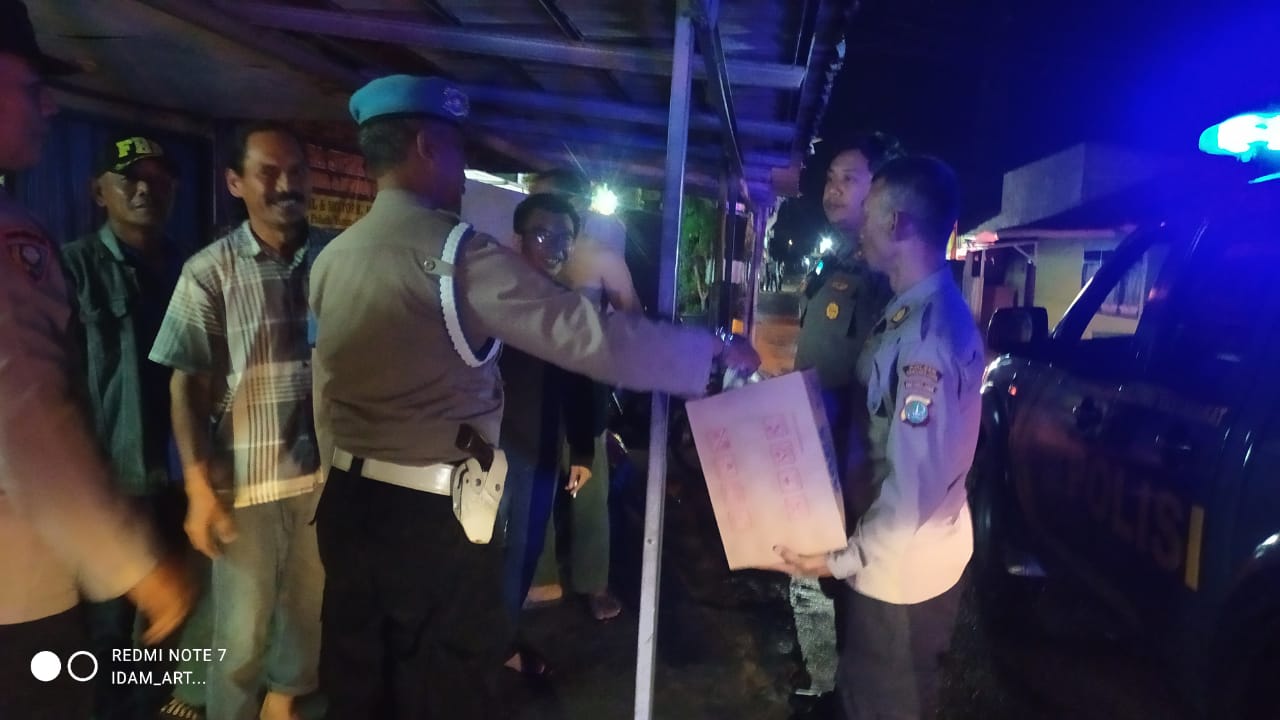 Ramadhan Penuh Berkah, Sebanyak 30 Paket Nasi untuk Makan Sahur Di Bagikan Polsek Tarumajaya.