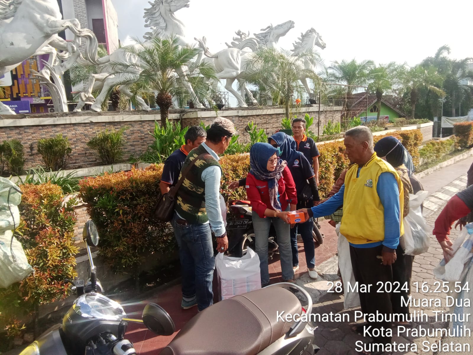 Peduli Sesama, DPW IWO Indonesia Sumsel Berbagi Takjil di Pertengahan Ramadhan Peduli Sesama, DPW IWO Indonesia Sumsel Berbagi Takjil di Pertengahan Ramadhan