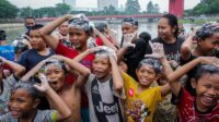 Sambut Bulan Ramadan, Warga Tangerang Keramas Massal di Sungai Cisadane