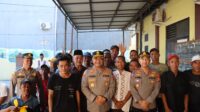 Kapolres Serang Bersilaturahmi dan Bagikan Sembako kepada Marbot Pemandi Jenazah dan Penggali Kubur