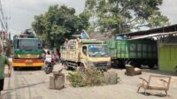 Kesal, Warga Juwana Pati Blokade Jalan Rusak dan Berdebu Hingga Tanam Pohon