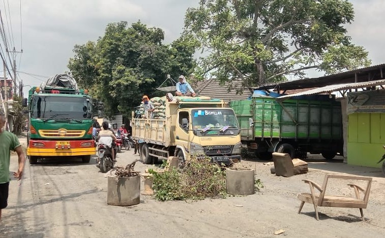 Kesal, Warga Juwana Pati Blokade Jalan Rusak dan Berdebu Hingga Tanam Pohon Kesal, Warga Juwana Pati Blokade Jalan Rusak dan Berdebu Hingga Tanam Pohon