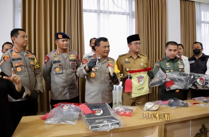 Kapolda Jateng Conference Pers Keberhasilan Polresta Banyumas Ungkap Kasus Penembakan Kapolda Jateng Conference Pers Keberhasilan Polresta Banyumas Ungkap Kasus Penembakan