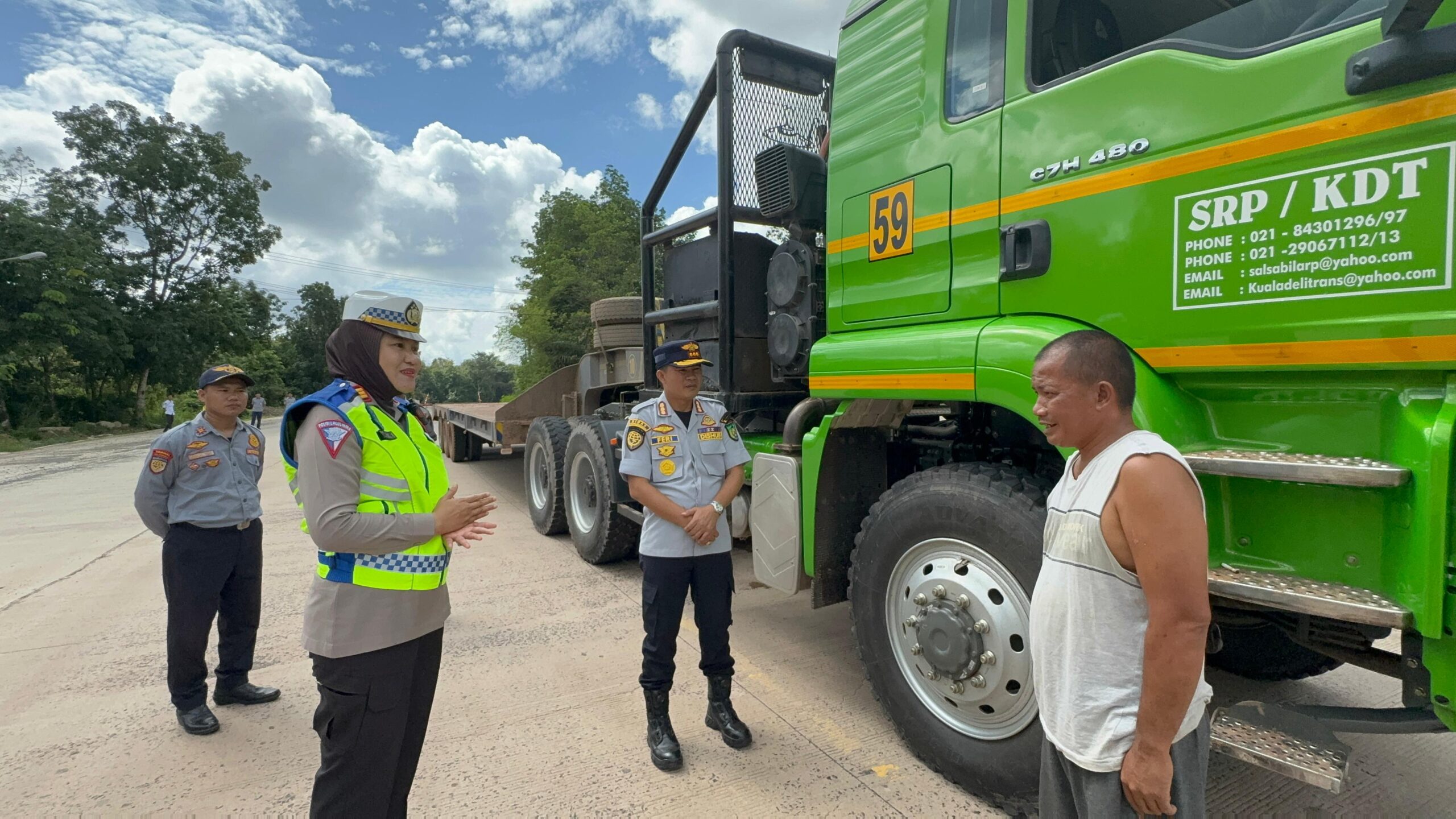 Berikan Kenyamanan Para Pemudik, Satlantas Polres Prabumulih Bersama Dishub, Tertibkan Kendaraan Sumbu 3 Berikan Kenyamanan Para Pemudik, Satlantas Polres Prabumulih Bersama Dishub, Tertibkan Kendaraan Sumbu 3