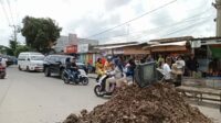 Blokir Jalan Simpang Empat, Puluhan Masyarakat Kelurahan Gunung Ibul Adakan Aksi Damai