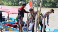 Gunakan Perahu Sampan Sebrangi Sungai, Kapolres Serang Temui Warga dan Gelar Bakti Sosial Gunakan Perahu Sampan Sebrangi Sungai, Kapolres Serang Temui Warga dan Gelar Bakti Sosial