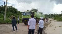 Puluhan Anggota LSM APM (Aliansi Prabumulih Menggugat) Lakukan Penyetopan Armada PT.BSP (Bumi Sawit Permai) Di Jalan Talang Jimar Puluhan Anggota LSM APM (Aliansi Prabumulih Menggugat) Lakukan Penyetopan Armada PT.BSP (Bumi Sawit Permai) Di Jalan Talang Jimar