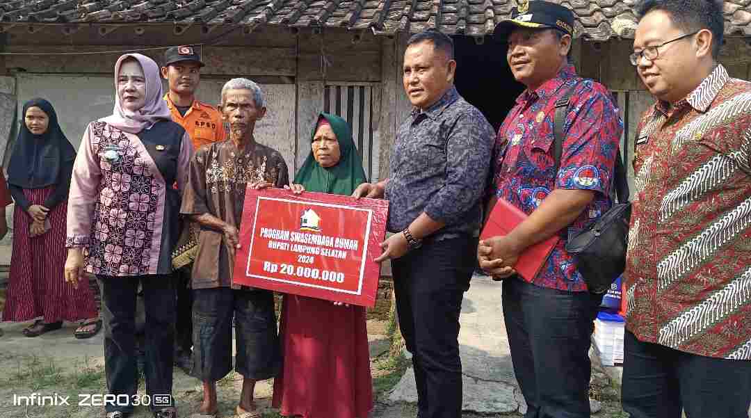 Entaskan Kemiskinan Ekstrem, Bupati Lampung Selatan Serahkan 8 Bantuan Bedah Rumah Di Desa Bali Agung Entaskan Kemiskinan Ekstrem, Bupati Lampung Selatan Serahkan 8 Bantuan Bedah Rumah Di Desa Bali Agung