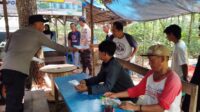 Sat Binmas Bagikan Pamflet Bahaya Narkoba kepada Warga Sat Binmas Bagikan Pamflet Bahaya Narkoba kepada Warga
