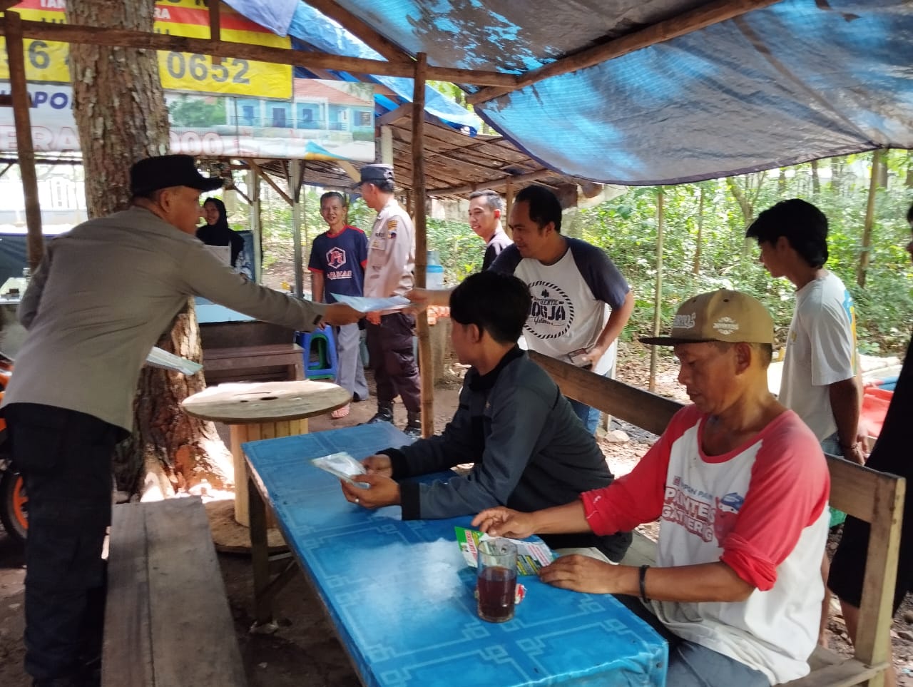 Sat Binmas Bagikan Pamflet Bahaya Narkoba kepada Warga