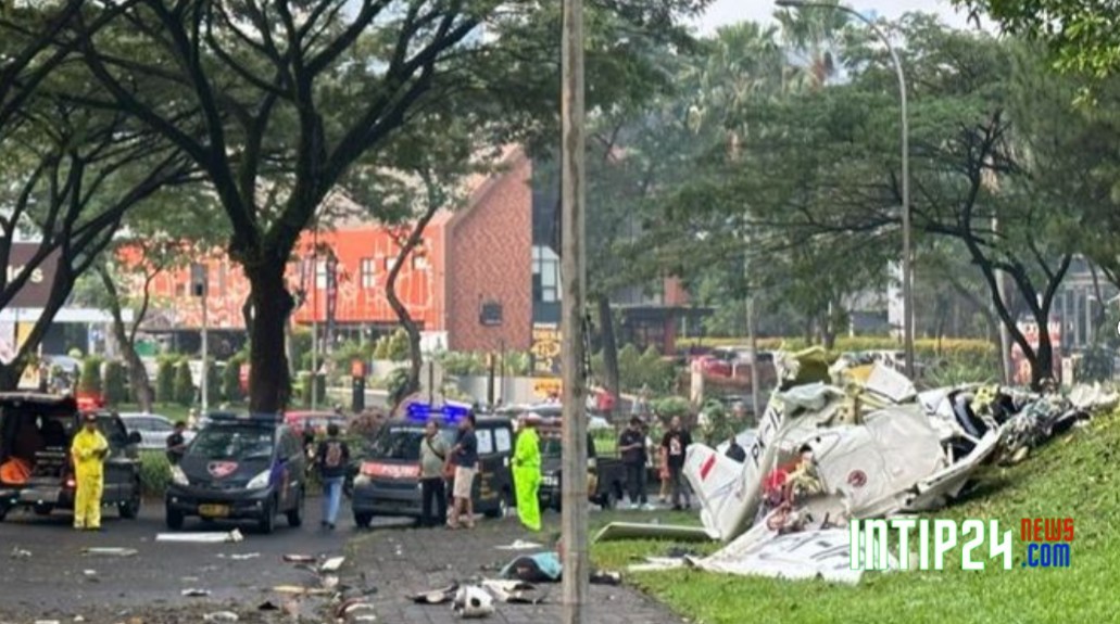 Pesawat Latih Jatuh di Kawasan Sunbirst BSD, 3 Orang Meninggal Pesawat Latih Jatuh di Kawasan Sunbirst BSD, 3 Orang Meninggal